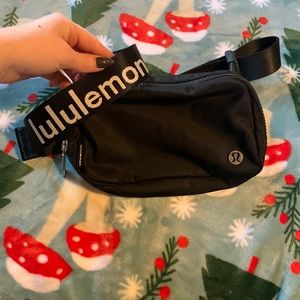 Lululemon LOGO belt bag